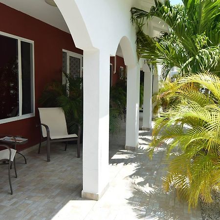 Ladybugs Apartments Palm Beach Exterior photo