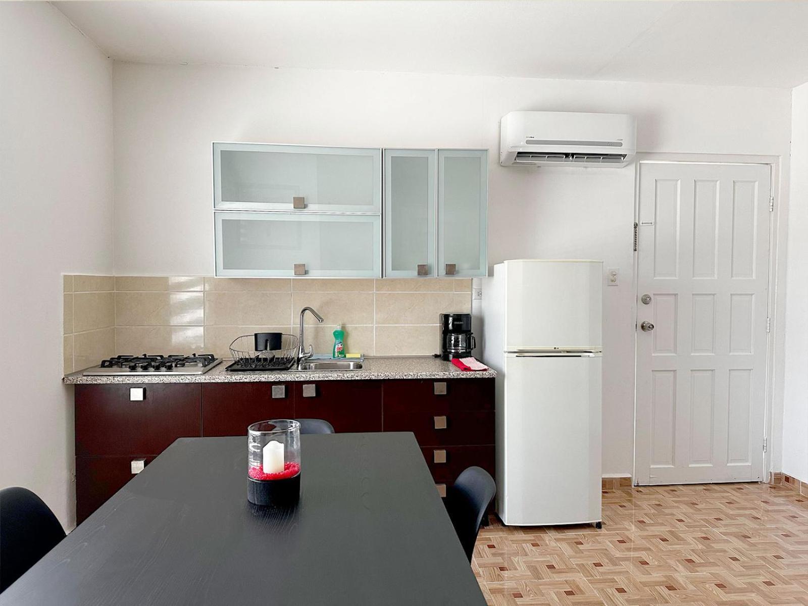 Ladybugs Apartments Palm Beach Exterior photo